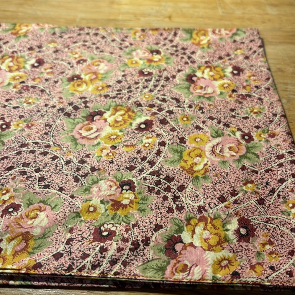 FLORAL TABLE RUNNER